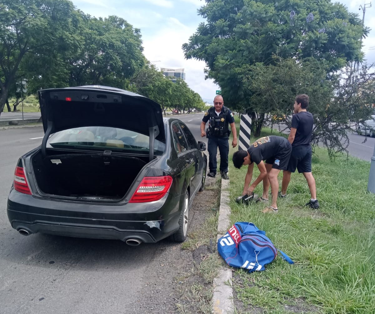 codice_informa's tweet photo. 🚔 Elementos de la @SSPMQueretaro apoyaron a una automovilista sobre Paseo de la República con el cambio de un neumático averiado, para que pudiera continuar su trayecto de forma segura junto con su familia. 🚗

#Querétaro #Seguridad #Sucesos #CódiceInformativo https://t.co/ogowAaCD8T