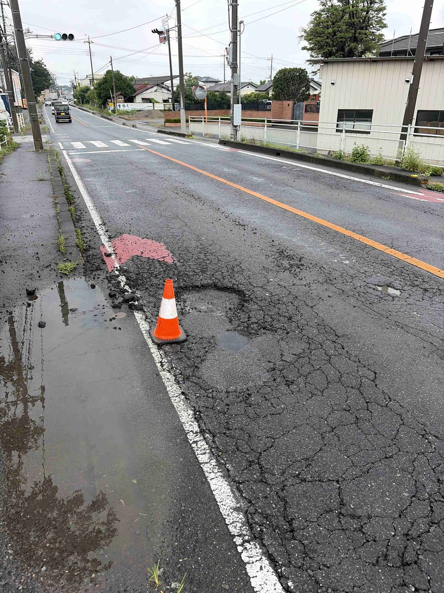 gunken000's tweet photo. #豪雨
パトロール/状況報告
伊勢崎市　県道24号 高崎伊勢崎線　藤川橋西 ポッドホール有り　走行注意　 #群馬県建設業協会 #群馬県 #建設業
2026/07/18 11:07 1 https://t.co/gUJky9B4Si