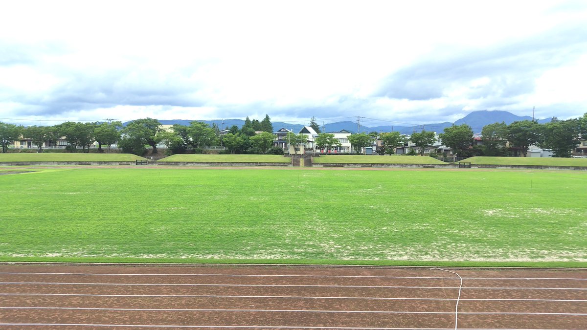 john_ibaiba's tweet photo. #本日のタホマ31 前回の訪問から1週間、苗まきから5週間が経過。成長が進んではっきりしてきたが、緑が濃く、葉の細かい芝の上に、若干淡く、葉が広いイネ科（たぶん）の雑草が広がる構図に見える（写真ではわかりにくいと思う）。 #ワイズマンスポーツベース紫波 #紫波町 #岩手 #いわてグルージャ盛岡 https://t.co/6Fs6qOtwKL
