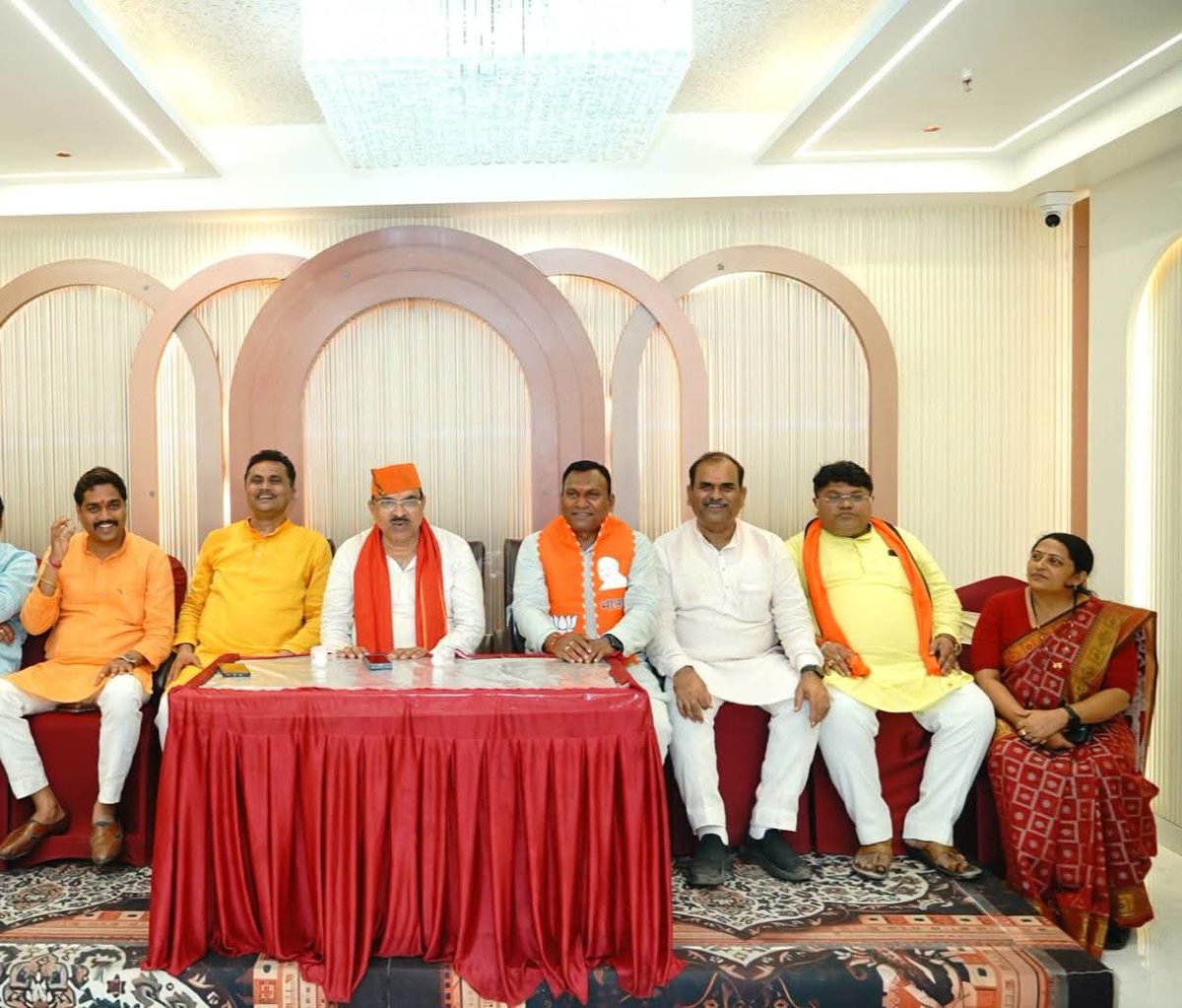 BjpAshwaniPatel's tweet photo. प्रयागराज महानगर: भाजपा पिछड़ा मोर्चा के यशस्वी प्रदेश अध्यक्ष माननीय प्रकाश पाल जी के साथ बैठक में रहना हुआ तथा महानगर के पदाधिकारी द्वारा जोरदार स्वागत किया गया l
#nitinnabin #UttarPradesh #BJP #OBCMorcha #Prakashpal https://t.co/AkkjxrTEv5