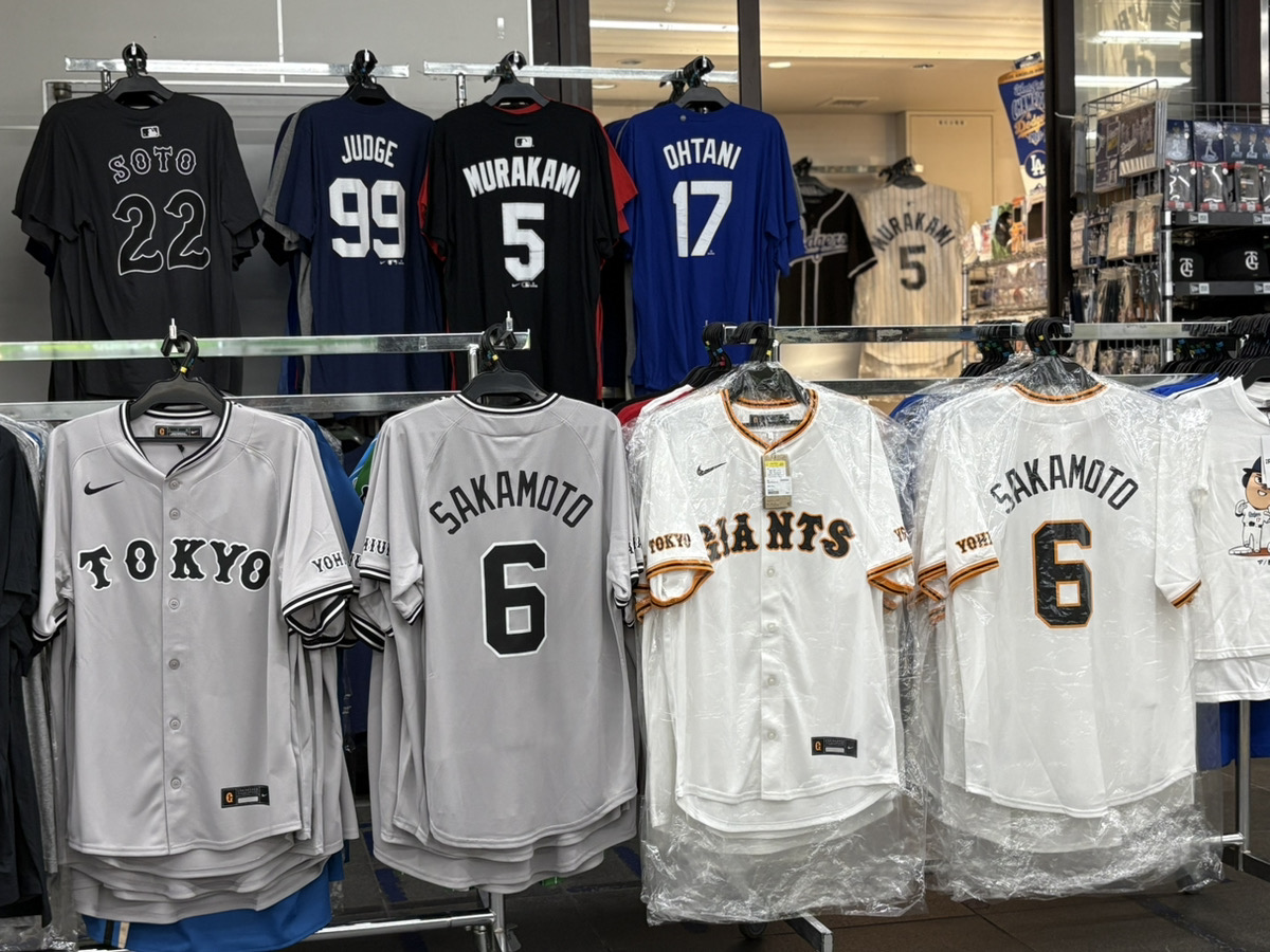 selection_npb55's tweet photo. \東京ドーム最寄り駅!JR水道橋駅西口店オープンしました🚃/
劇的なサヨナラHRを放った #坂本勇人 選手を含む、巨人のホーム/ロードユニフォームは昨日再入荷🙌
リベンジに燃える中日ドラゴンズのキャップも好評です🔥
#岡本和真 選手グッズ含むMLBグッズも⚾
#giants #dragons #TokyoDome https://t.co/Y4tsqJjP0J
