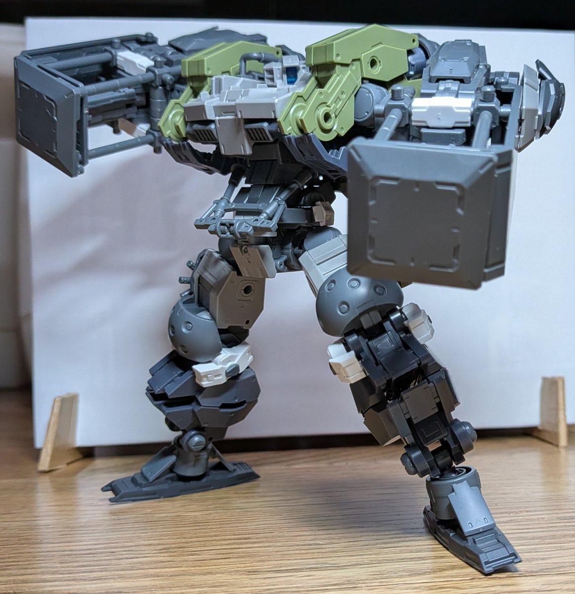 concon9758's tweet photo. 『パンチャー·ロット』
殴り倒すことに特化した機体。
ロボ同士の殴り合いっていいよね〜
#30MMSM2026 https://t.co/P6EK6pT5F8
