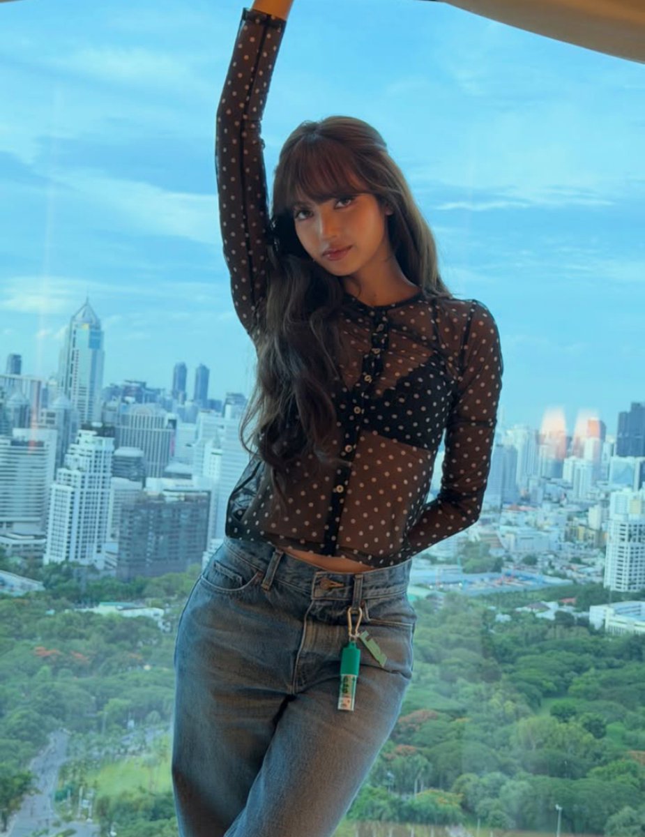 PortalLalisa's tweet photo. EU QUERO! O kit Fresh Spray Exclusivo da LISA X Dentiste. O chaveiro com o nome dela 🫰

@wearelloud @Dentiste_X 
#LISA #리사 #ลิซ่า #LALISA #LISAXDENTISTE https://t.co/8dWPOYVtYD