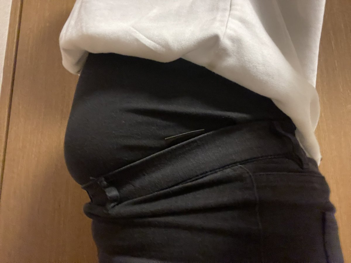 Tpmuuls's tweet photo. お腹がスキニーに入らなくなってきてるから出し気味で外出たんだけど、ブラウスの丈も足りなくなってきてるから風が吹いたり腕を上げたりした瞬間に張り出たお腹が見えそうになっちゃう
ていうかもう見られてるかも
どう思われてるんだろ、ぷにぷにゆさゆさしたいって思ってくれてたりするのかな https://t.co/h9TG1MK48O
