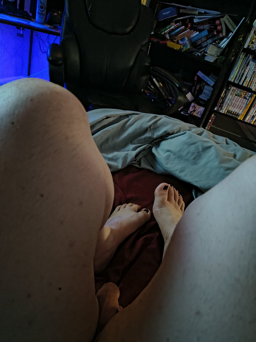 ThatOneGuyF91's tweet photo. Getting ready for work~
#femboy #thighs #feet https://t.co/j7tZGAk2NM