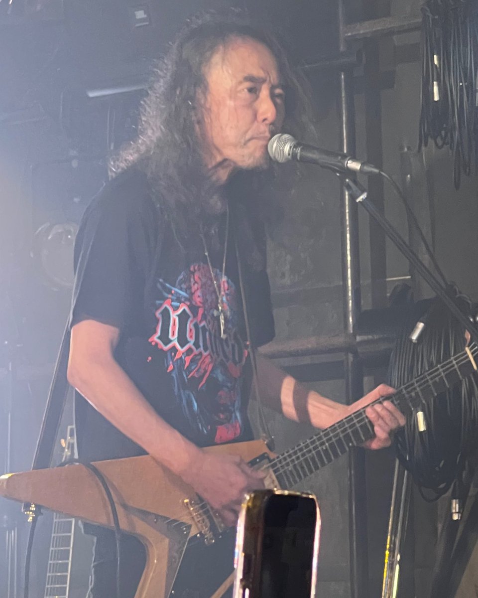 A_T_M_K_unaju's tweet photo. #このバンドorミュージシャンを分かったらリプ・100いいね目指す
ヒント：日本のスラッシュメタル界を牽引し続ける重鎮バンドのギタリストで、1980年代後半の加入以来、バンドのツインギターの片翼として長年バンドを支え、日本のメタルシーンに多大な影響を与え続けており、XのTAIJIはがX加入の条件として「自分の推薦するギタリストと交代させること」を提示しましたが、その推薦されたギタリストこそがこの方です