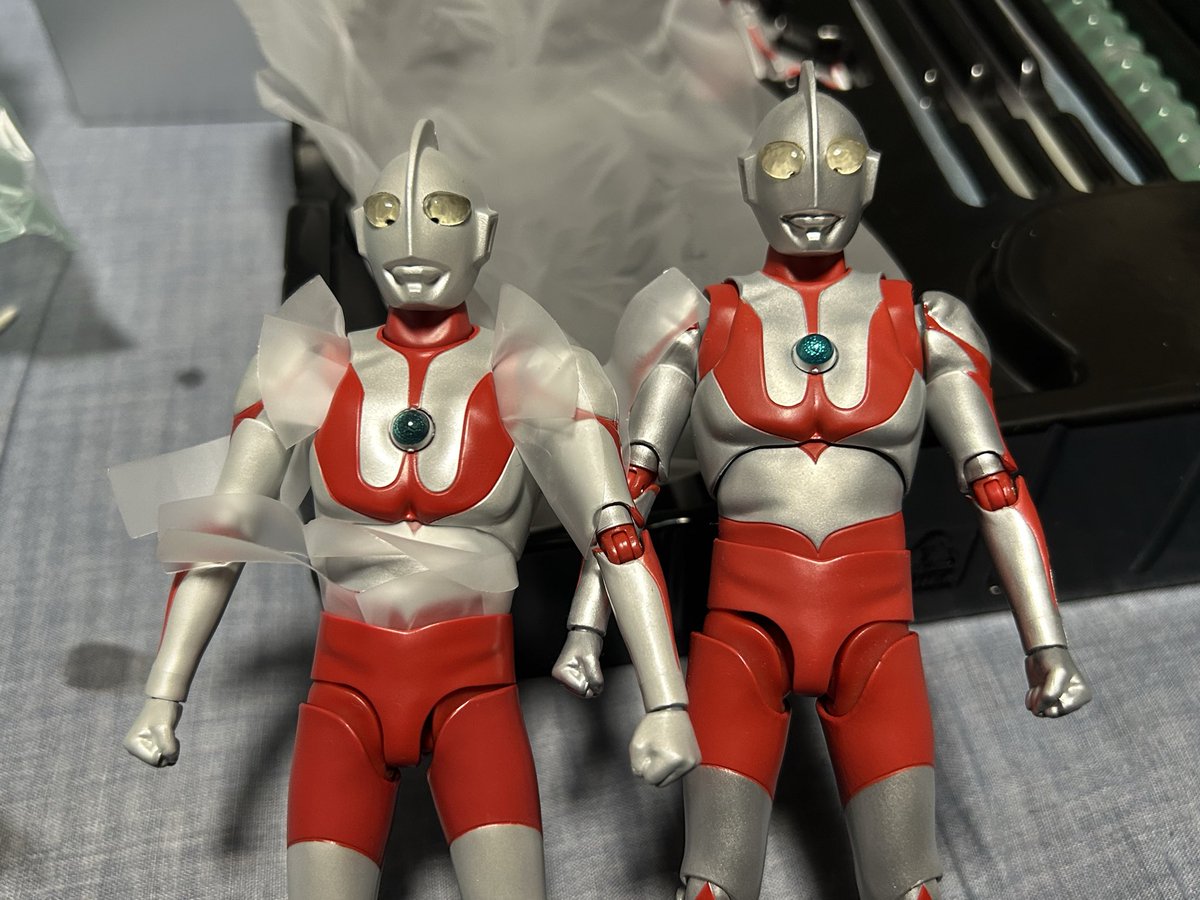 ShimadaHeinrich's tweet photo. 2022年版と比較
色も若干変わってるし目もカラータイマーも集光パーツの影響か暗くなってる
2022年版の方が劇中に近い
2022年版は劇中再現で60周年仕様は記念品として見てる https://t.co/aKZ6Uv3Xc5