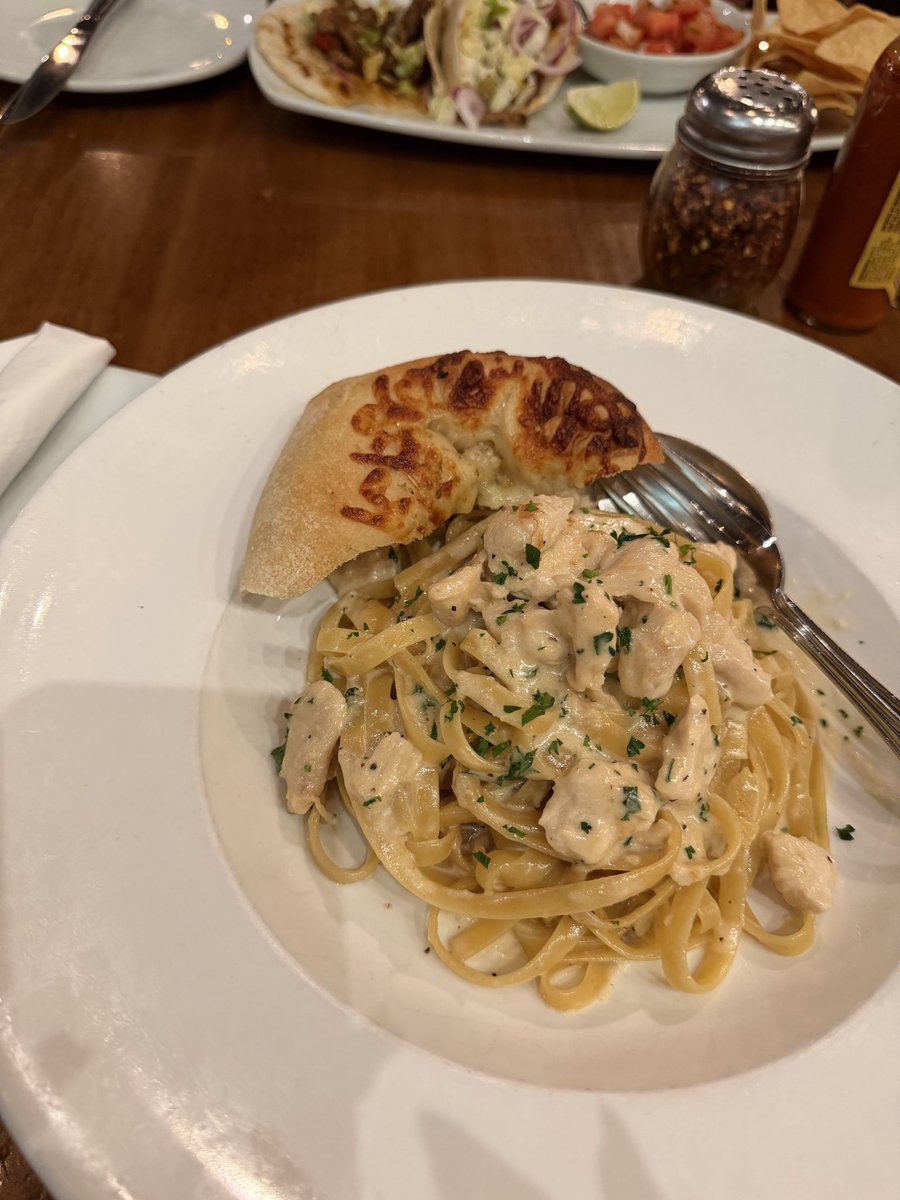 pv0y5's tweet photo. 奇跡的に晴れてたグアム旅行✈️
海鮮も沢山食べれて幸せだった
いつかモルディブに行ってみたいな🙂 https://t.co/1mHHO5Rzin