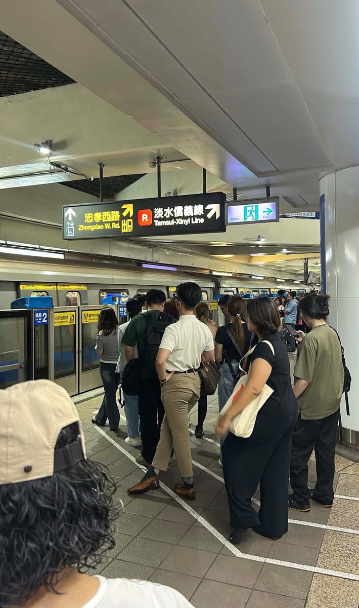 CryptoMaster_70's tweet photo. 等捷運被路人的氣場震懾住 https://t.co/KV7YwagIGt