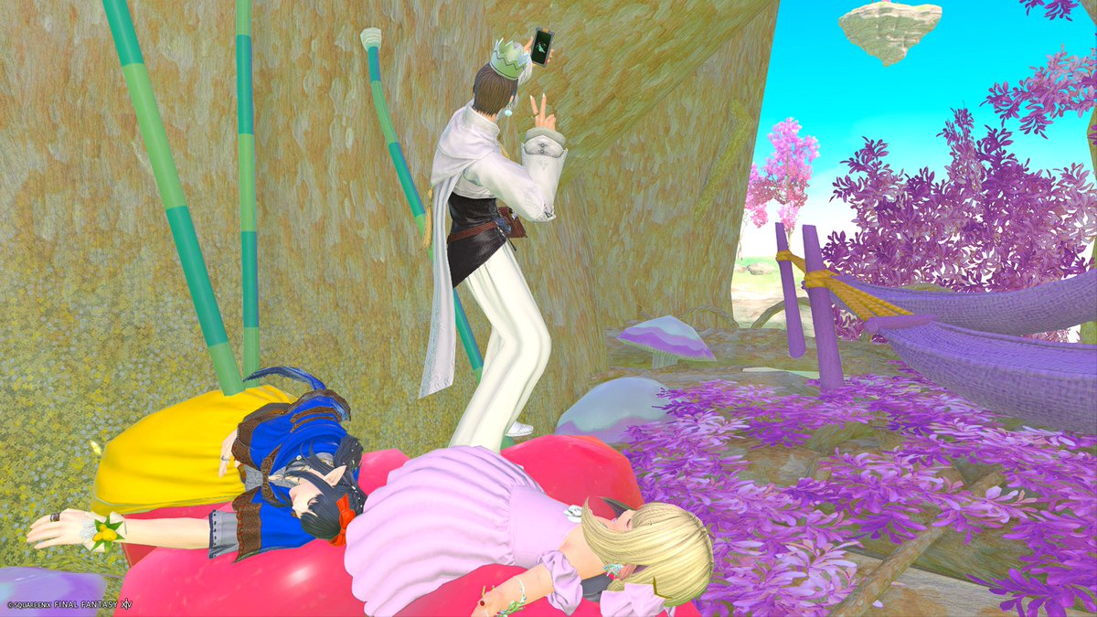51244goldtree's tweet photo. @RolaFF14 オマケw
王妃と王女を毒殺してそれを写真におさめたりそれをバックに自撮りする狂気の王子様w https://t.co/hOd2Z4wK8s