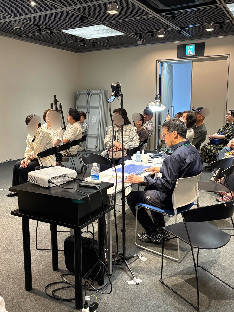 kurage3gou's tweet photo. 春崎幹太さんのワークショップ開催中です🤩
プロジェクターに映るデモストを皆様見入っております✨
#JWS #大丸藤井セントラル
#水彩画 #水彩 #透明水彩
#ワークショップ https://t.co/yQeitQ3dpz
