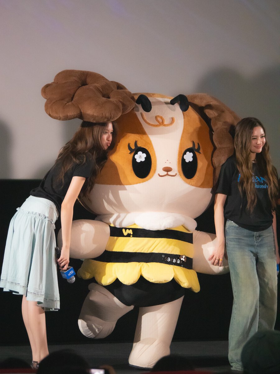 saralax_'s tweet photo. รักครอบครัวนี้ที่สุดเลยยยย 🤎🤍🐶🐝

HOW FAR VMVM WILL GO  
#SFxViewMimVimmy
#ViewMim #VIMMY https://t.co/z2D29ulr6b
