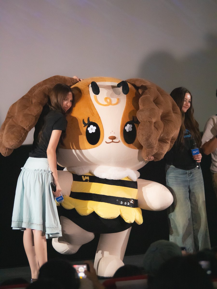 saralax_'s tweet photo. รักครอบครัวนี้ที่สุดเลยยยย 🤎🤍🐶🐝

HOW FAR VMVM WILL GO  
#SFxViewMimVimmy
#ViewMim #VIMMY https://t.co/z2D29ulr6b