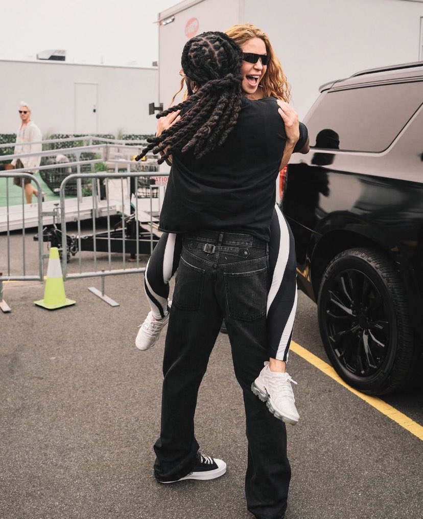 ADAMMUSADEE2's tweet photo. BURNA BOY AND SHAKIRA SHARING A HUG. 🥰❤️ https://t.co/jogow5HgaB