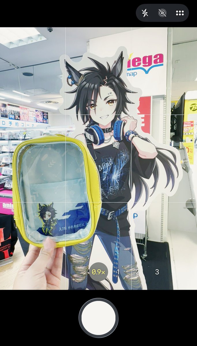 anmg_ol_namba's tweet photo. 当店では、7Fからのエスカレーターを上がるとすぐにエアシャカールさんの等身大パネルがお出迎えしてくれます🎵

ぬい撮り等をされる方は、カメラの倍率を『0.9倍』に設定すると、お手持ちの物とパネルのどちらにもピントが合うのでオススメです🎧✨

＃ウマ娘 https://t.co/SD8lO4oBHC