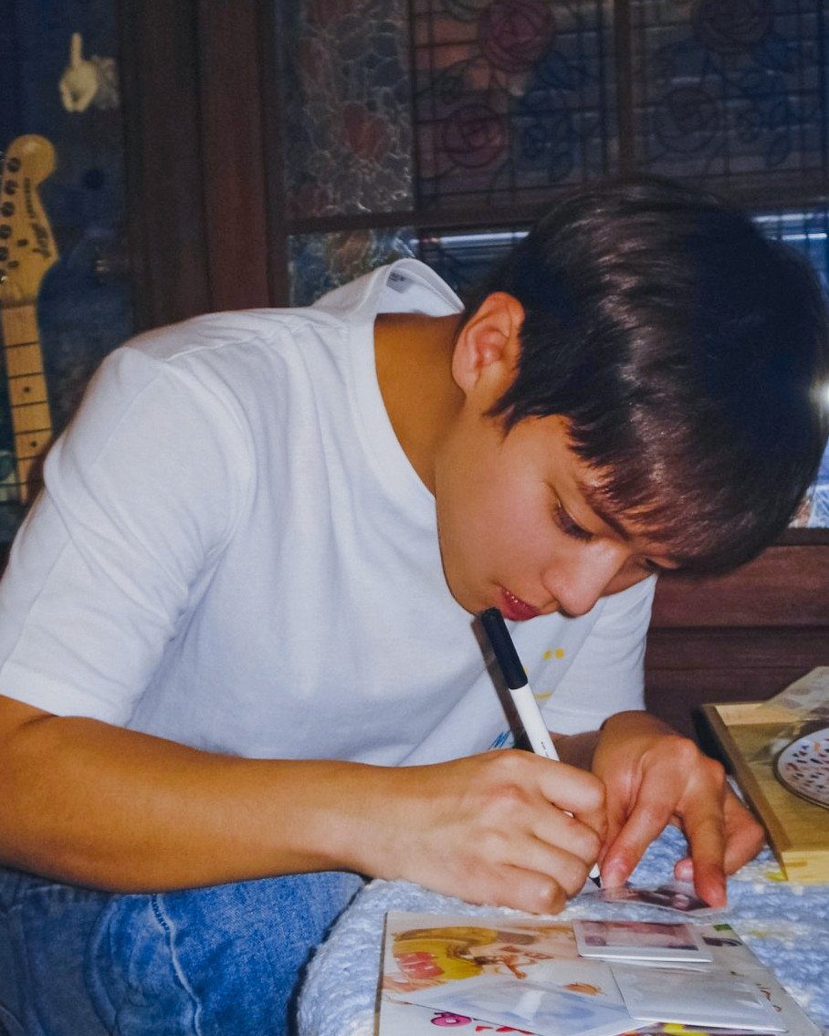 misaericordia's tweet photo. @TamagoPost ㅤ

FELIX HANJAYA, ‘98.
Masak, fotografi, tukang kue.
Kalau mau temenan, janji, gue bikinin dubai chewy cookie.

ㅤ https://t.co/3EJNO3EduJ