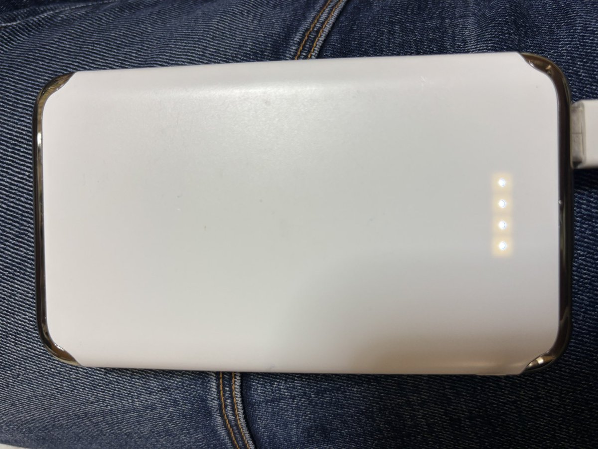 moku1223's tweet photo. すっかり私物化して毎日使っているモバイルバッテリー https://t.co/JIMWUA3edC