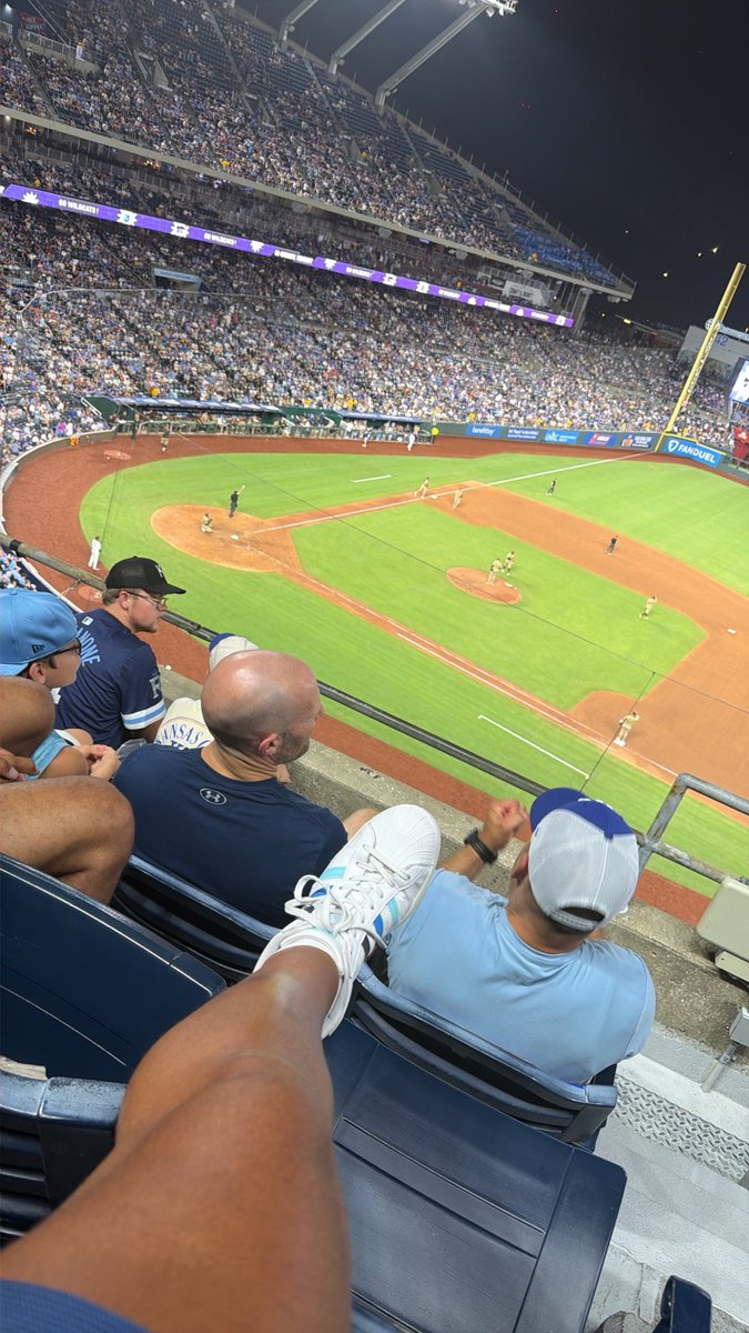 bubrub2006's tweet photo. Runs boys! #GoRoyals https://t.co/70awNrQJdc