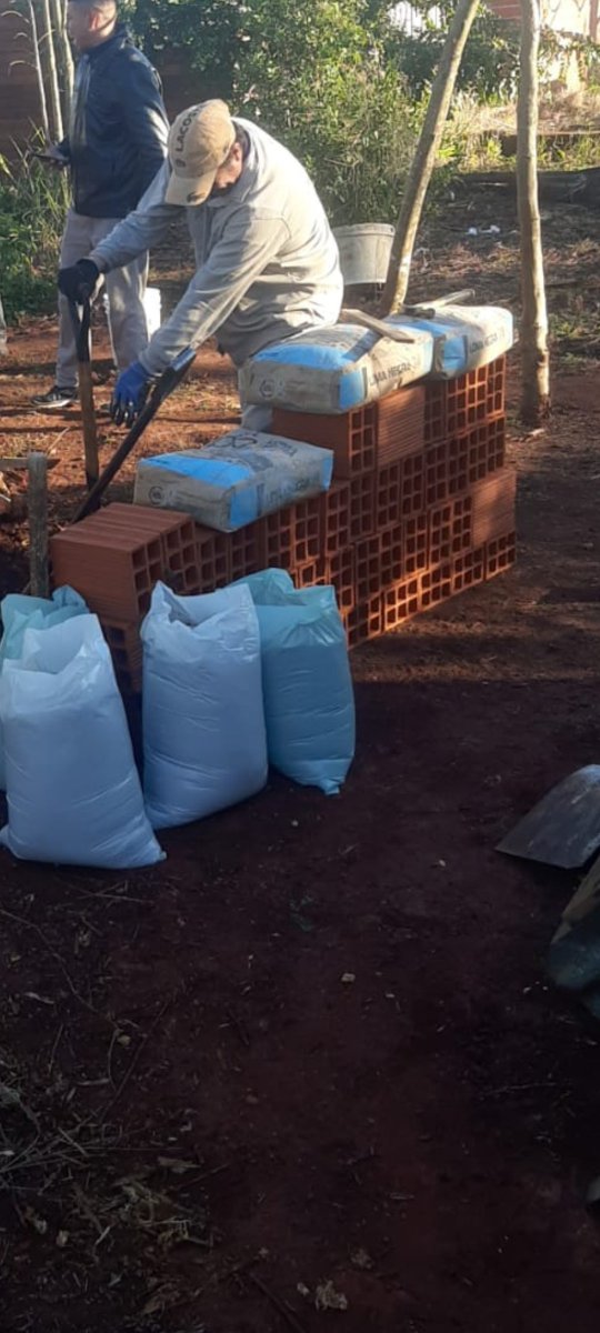 AnyColazo's tweet photo. Cómo todos saben la construcción empezó , pero intentaría hacer una buena conexión electrica y un bañito  pero para ellos faltarían reunir  $478.000 de los cuales ya tenemos $77000,  nos ayudas a lograrlo ? los niños ya fueron revisados por salud para empezar tratamientos. Alias Solidaridadfcnea  @Kiwita , @osvaldobazan  un rt ?