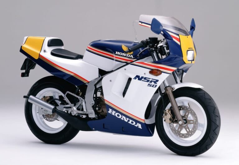 PutiMotor's tweet photo. '87 ホンダ「NSR50」

「NSR500」の3/4スケールというコンセプトで開発され、剛性の高いスチール製ツインチューブフレームを採用。

水冷2ストローク単気筒49ccエンジンに、6速リターンミッションを組み合わせ。

ただ小さいだけでなく、荷重移動やブレーキング、ライン取りといったライディングの基本操作に忠実に反応するため、「走る教科書」と称された。

【車重/シート高/タンク/出力/当時価格】
85kg/665mm/7.5L/7.2ps/219,000円

https://t.co/bchxFjqOFy