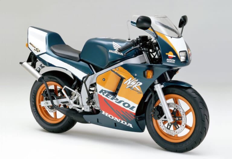 PutiMotor's tweet photo. '87 ホンダ「NSR50」

「NSR500」の3/4スケールというコンセプトで開発され、剛性の高いスチール製ツインチューブフレームを採用。

水冷2ストローク単気筒49ccエンジンに、6速リターンミッションを組み合わせ。

ただ小さいだけでなく、荷重移動やブレーキング、ライン取りといったライディングの基本操作に忠実に反応するため、「走る教科書」と称された。

【車重/シート高/タンク/出力/当時価格】
85kg/665mm/7.5L/7.2ps/219,000円

https://t.co/bchxFjqOFy