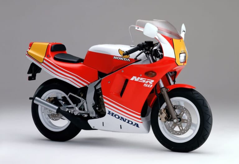PutiMotor's tweet photo. '87 ホンダ「NSR50」

「NSR500」の3/4スケールというコンセプトで開発され、剛性の高いスチール製ツインチューブフレームを採用。

水冷2ストローク単気筒49ccエンジンに、6速リターンミッションを組み合わせ。

ただ小さいだけでなく、荷重移動やブレーキング、ライン取りといったライディングの基本操作に忠実に反応するため、「走る教科書」と称された。

【車重/シート高/タンク/出力/当時価格】
85kg/665mm/7.5L/7.2ps/219,000円

https://t.co/bchxFjqOFy