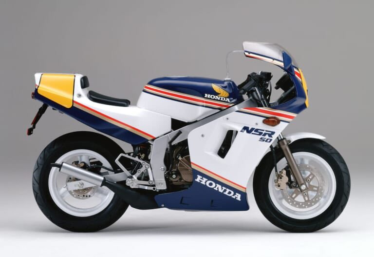 PutiMotor's tweet photo. '87 ホンダ「NSR50」

「NSR500」の3/4スケールというコンセプトで開発され、剛性の高いスチール製ツインチューブフレームを採用。

水冷2ストローク単気筒49ccエンジンに、6速リターンミッションを組み合わせ。

ただ小さいだけでなく、荷重移動やブレーキング、ライン取りといったライディングの基本操作に忠実に反応するため、「走る教科書」と称された。

【車重/シート高/タンク/出力/当時価格】
85kg/665mm/7.5L/7.2ps/219,000円

https://t.co/bchxFjqOFy