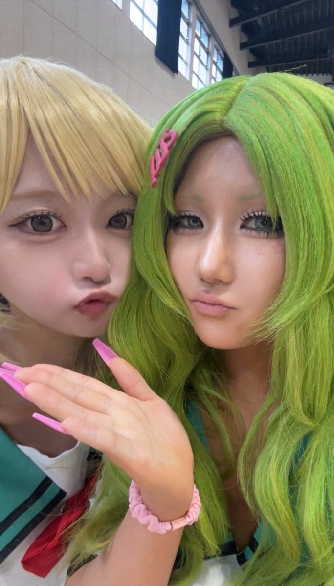 lnqx7__'s tweet photo. この女、顔が良すぎて𝑲𝑰𝑺𝑺するのを必死に堪えてた🤩
原作だと全然絡みない2人🎶 https://t.co/InF9Z1Asep