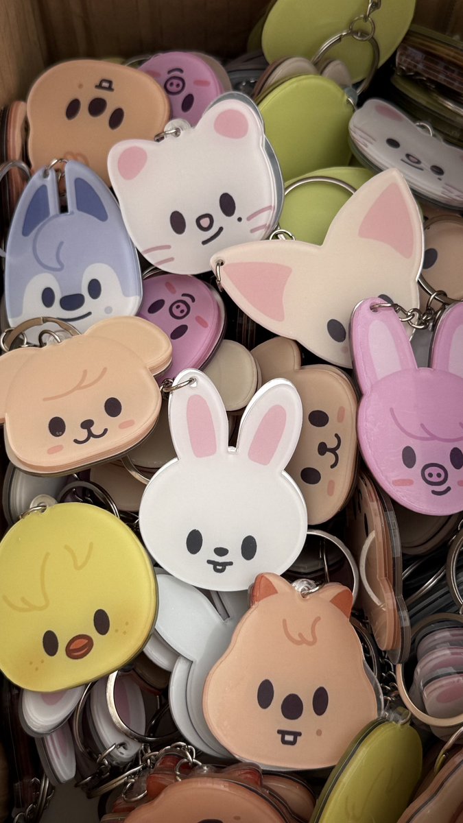 leeknowspouty's tweet photo. 𝙎𝙏𝙍𝘼𝙔 𝙆𝙄𝘿𝙎 𝙒𝙊𝙍𝙇𝘿 𝙏𝙊𝙐𝙍 <𝙍𝙐𝙉 𝙄𝙏 𝙎𝙀𝙊𝙐𝙇>

✭・. 스키주 거울키링 나눔 ˚₊✩‧₊⋆｡˚⋆｡˚

🤍 8/1 &amp; 8/2
🤍 80개 (Random•랜덤)
🤍 시간 + 장소: 당일 타래 공지😸
🤍 인증: ❤️+RT
🤍 1인당 1개 🙏🏼

스키즈 skz freebie '◡'
#StrayKids #스트레이키즈 #RUN_IT_SEOUL https://t.co/dshS3r7qhv