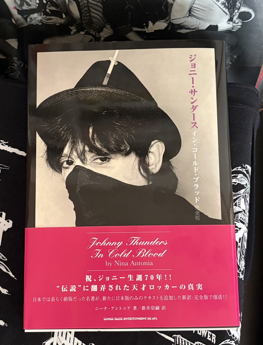 tomonoramone's tweet photo. 若い頃に一目惚れしたのがジョニーサンダース。7/15の誕生日、ずっと前にこの本を買ったことを思い出し「クラッシュと日本」を読み終わらないうちに並行読み。
#johnnythunders
#incoldblood
#LAMFriday https://t.co/2Pxr64OIO5