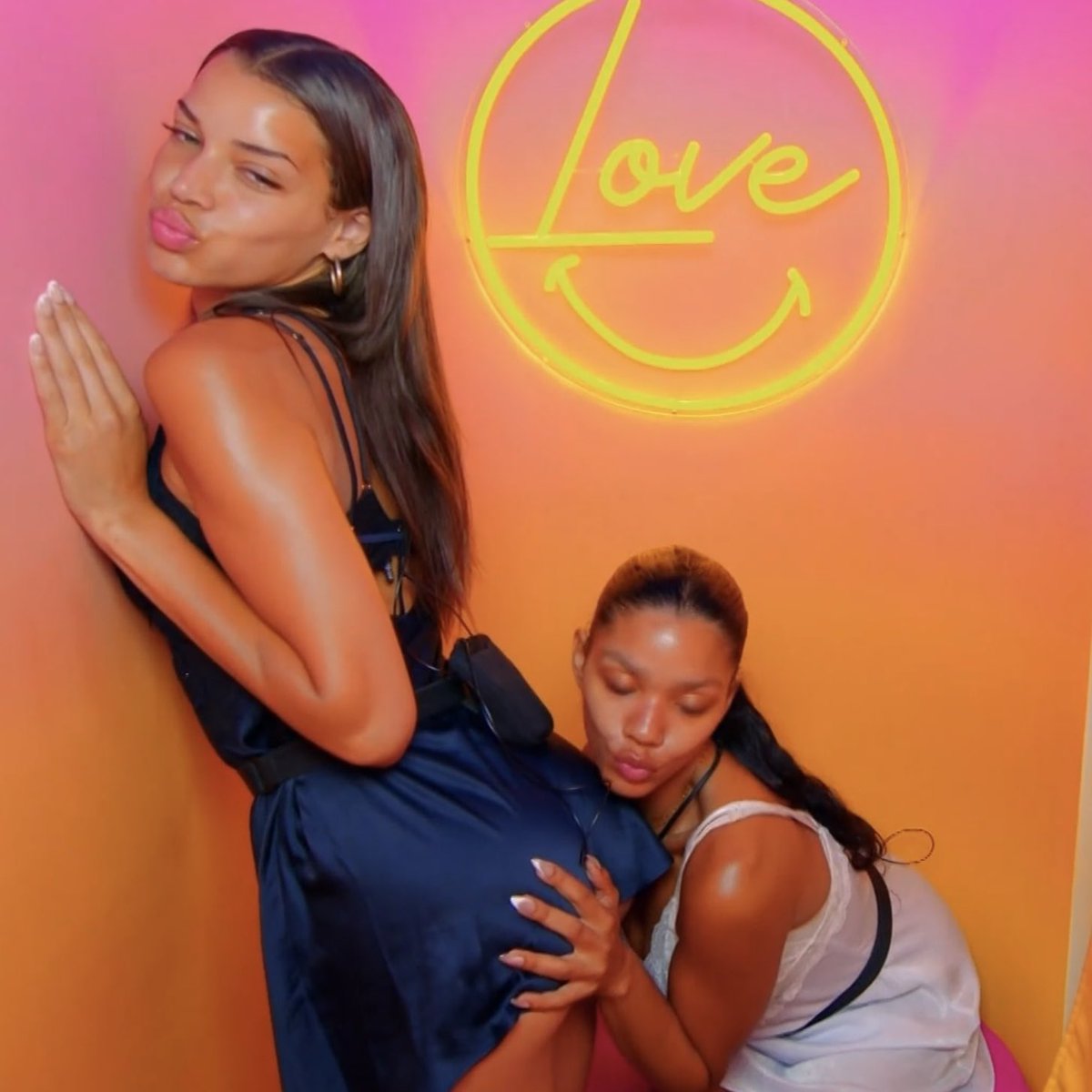 ariesterri's tweet photo. Who wanna be added to a kaylanie/melniya chat? https://t.co/4GNtZhLgbV