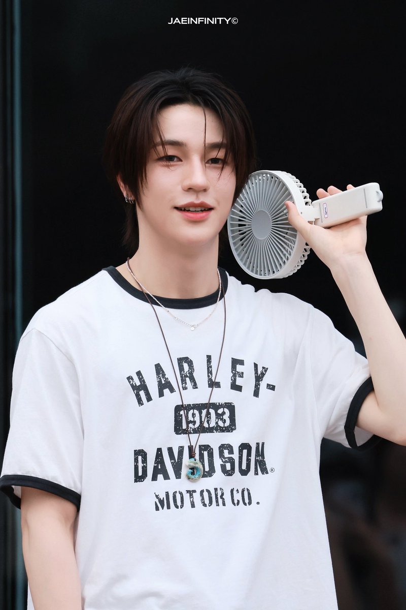 JAEINFINITY1020's tweet photo. 260717 키빗업 데뷔 100일 팬미팅

😎

#키빗업 #KEYVITUP 
#재인 #JAEIN https://t.co/n5fSEeefp1