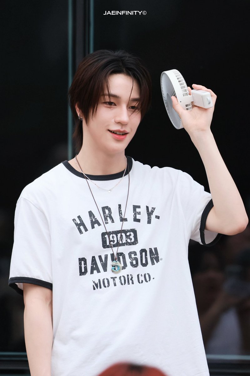 JAEINFINITY1020's tweet photo. 260717 키빗업 데뷔 100일 팬미팅

😎

#키빗업 #KEYVITUP 
#재인 #JAEIN https://t.co/n5fSEeefp1