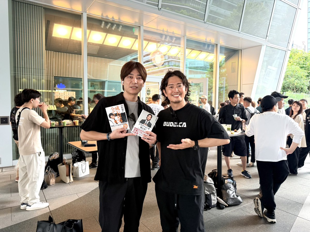 knagato2's tweet photo. @yuusaku_buddica 中野さん!
先ほどは、スマホ＆本にサインまでして頂きありがとうございました!!

始めて、見本にしていきたいと思える人に出逢えましたので、大切にします!! https://t.co/EkUrCkANMm