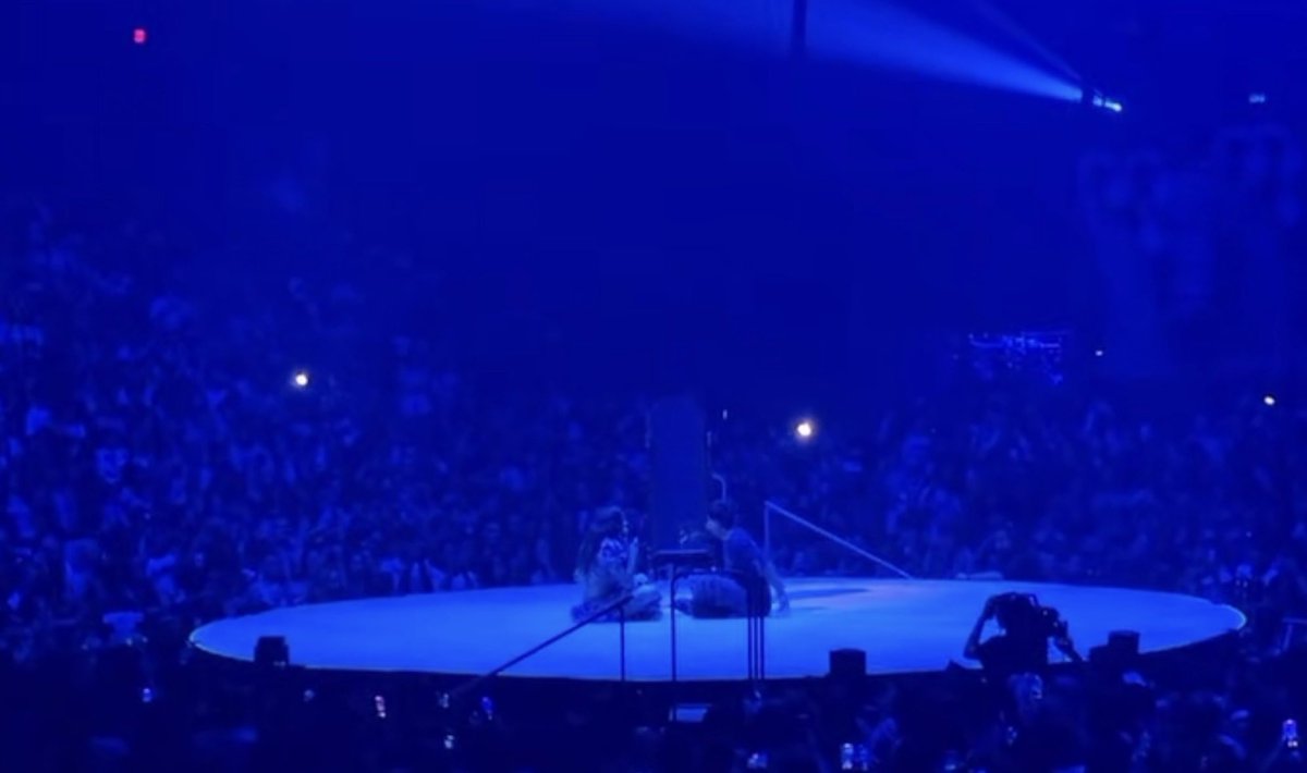 melspurgatory's tweet photo. Melanie Martinez brings a fan on stage to perform “AVOIDANT” to. https://t.co/oyytv6eN5k