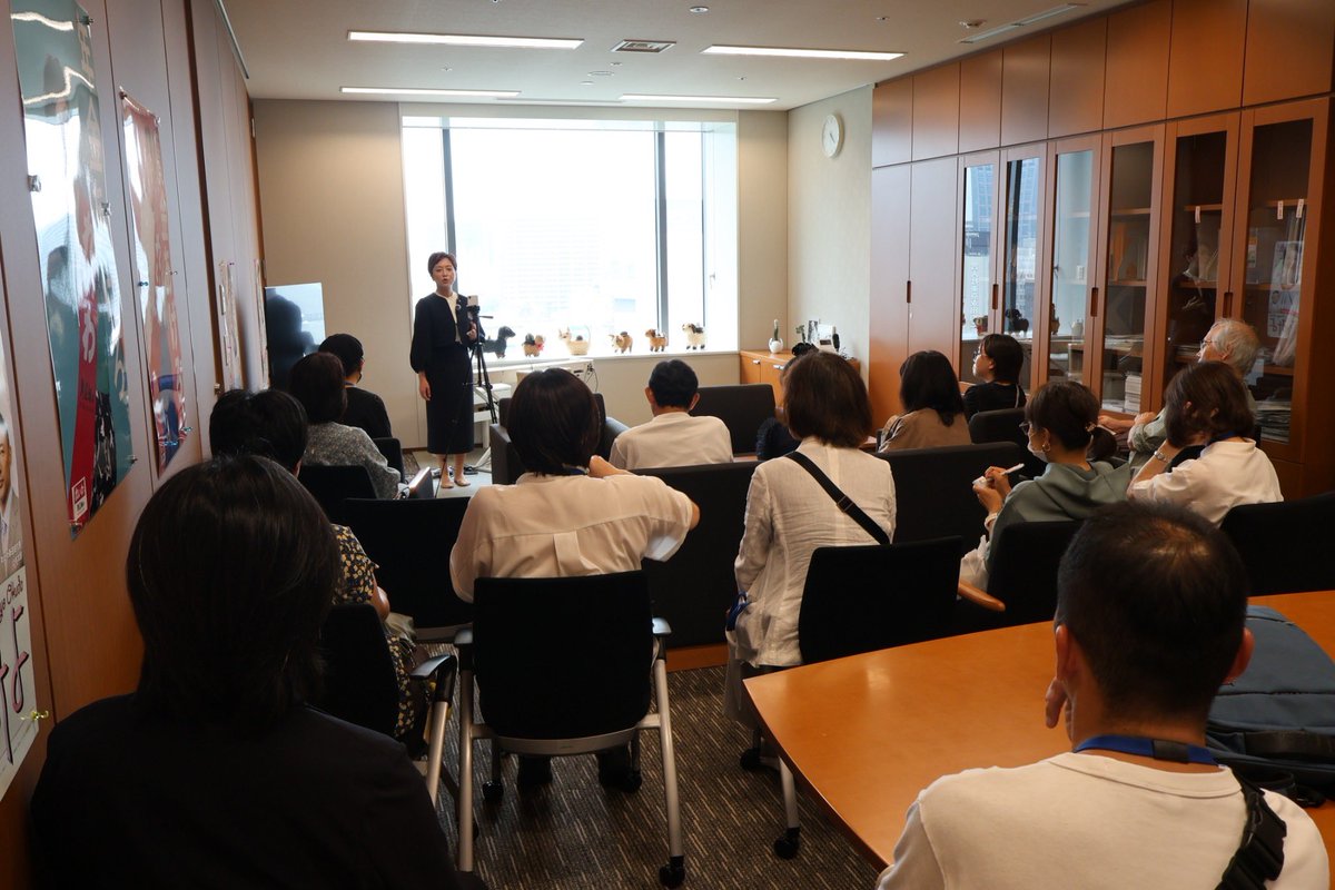 fumiyo_fukuoka's tweet photo. 国会傍聴が出来る事を知らない主権者が大勢いらっしゃいます。しかも、国会傍聴は現職の紹介がなければならない規則がある事を、私自身国会の中に入って初めて知りました。

本会議場の傍聴のみ、一般傍聴券が直前に配られます。しかし衆議院と参議院ではその配られる枚数が大きく違う、謎運営です。

奥田ふみよは、自分が所属している参議院予算委員会、参議院憲法審査会、参議院環境委員会の傍聴案内をしています。傍聴後は、そのまま「みんなの議員会館」奥田事務所に移動して、傍聴アフタートーク集会もやっています。

国会の中に、生身の主権者がいなさ過ぎることは、民主主義政治、立憲主義国家として、私は常に大きな違和感を感じています。

政治はみんなのものだよ❗️
だって政治は暮らしだから❗️

主権者の皆さん、ドンドン国会の中に入って来てください！！

国会イチ！主権者を当たり前に国会の中へご案内している参議院議員、奥田ふみよをどうぞご活用ください。

あなたの目と耳で生身の国会議員たちをしっかり見張りに来てください！！

https://t.co/d80F7p8B2E

#戦争は国会から始まる
#傍聴席を主権者たちで埋め尽くせ 
#奥田ふみよ