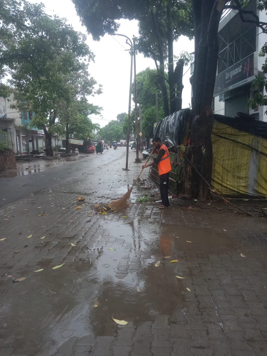 panachayt's tweet photo. कर्तव्य पथ पर डटे हमारे स्वच्छता मित्र!
​तेज बारिश के बावजूद जनपद खीरी की नगर पंचायत मैलानी में सफाई व्यवस्था को सुचारू बनाए रखने के लिए स्वच्छता मित्रों का आभार। आपका यह प्रयास सराहनीय है। 🫡🌧️
​#LakhimpurKheri #MailaniNagarPanchayat #CleanIndia #CoronaWarriors #GroundHeroes https://t.co/sHjihIztgv