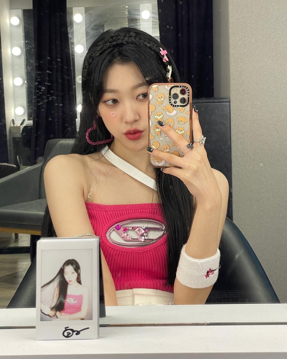 ourpotions's tweet photo. Mientras me arreglaba confieso que estaba escuchando la nueva colaboración de #𝙳reαmːscαpǝ𝚡𝙷𝚁𝚅𝚈 y estoy ultrasorprendida. Los chicos de @dreamscapetw siempre lo dan todo pero #𝙳onʼ𝕥𝙽eed·𝔜our𝔏o͞𝕧ǝ es lo mejor que he escuchado!

𝚌ine𝕞α𝕥ic #𝑐ièl 🦇 https://t.co/FIEMs382FX