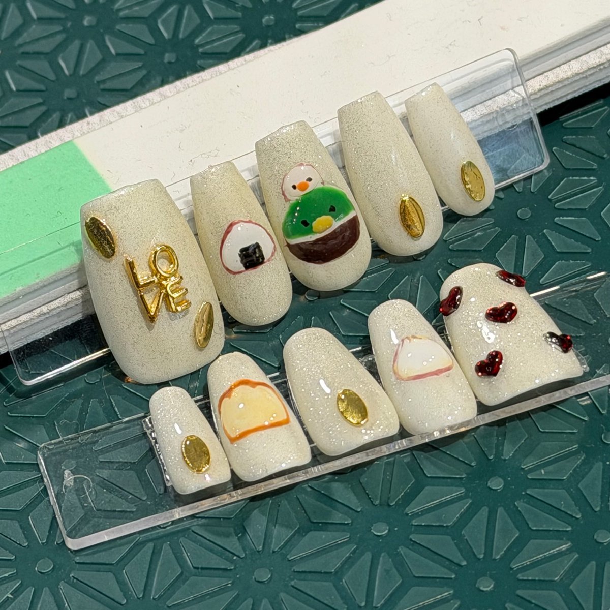 asa122's tweet photo. おかソニ合わせで作った✨🌾🍙🦆🥟❤️
初日こめでとうござい鱒寿司‼️もう腹ペコだけど現地は明後日です🥹
ネイルってどうやったらいい感じに写真撮れるんかずっとわからん https://t.co/mRpqDzrFRv