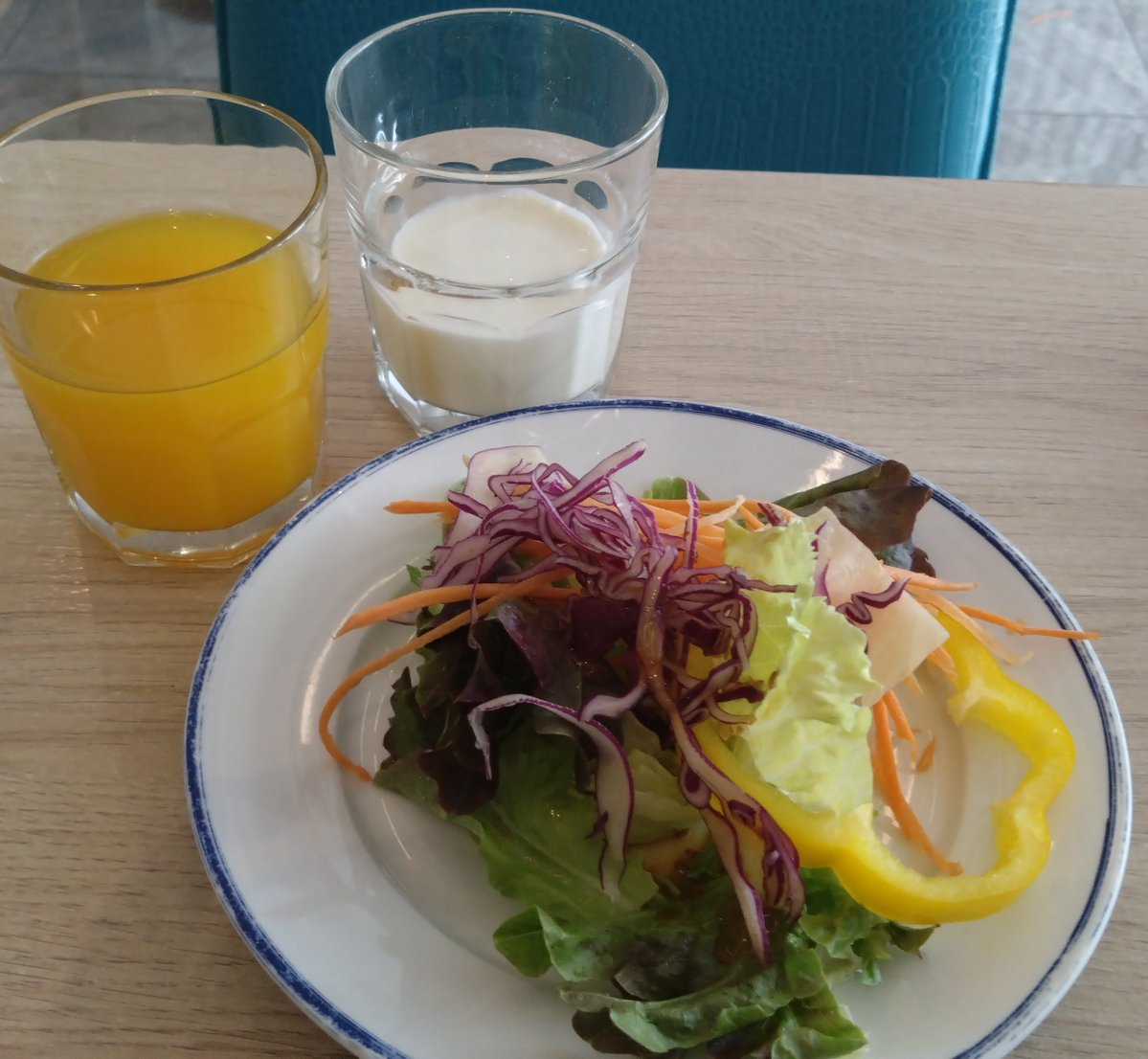 nons1000b's tweet photo. 朝食はホテルで🍽️
昨夜は珍しく4:00過ぎに就寝で眠い😴。瓶ビールの王冠で瓶ビールを開ける技を見て驚愕🤯。どうして漏れない？今日は暑そう。雨季だけでなく暑いからローシーズン？体力温存しつつも少し出歩く予定。 https://t.co/MQAmHfq5Bv