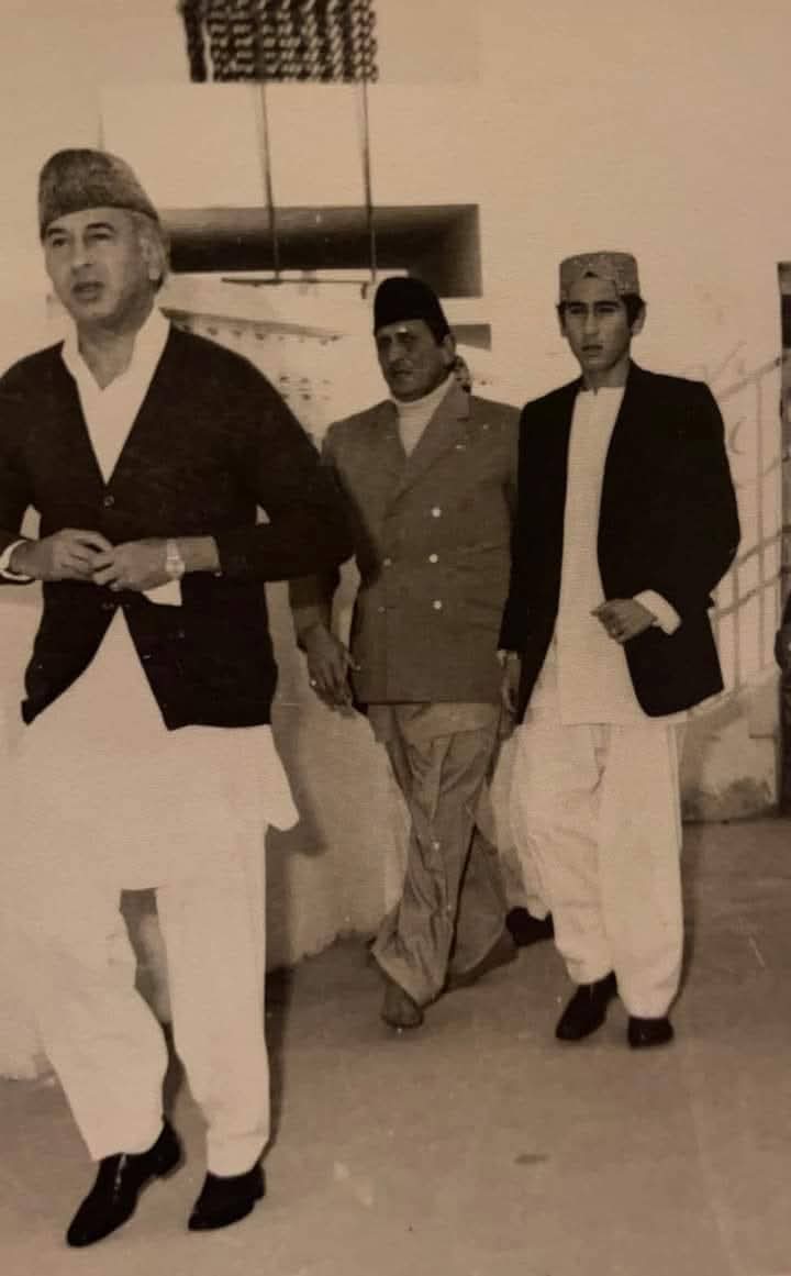 RazaDharijo's tweet photo. Qurbaniyo'n ki daastan, #Bhutto Khandan ❤️
RED SALUTE TO SHAHEED SHAHNAWAZ BHUTTO.
@AseefaBZ https://t.co/oCgRDWNLZN