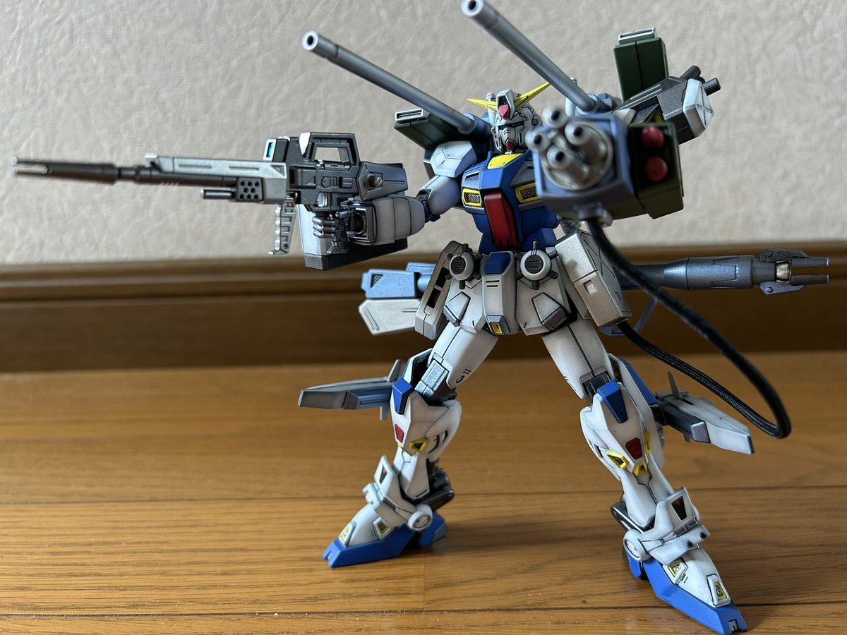 ExiaRainlu3h's tweet photo. MGガンダムF90 A.D.S混合装着時ができました。F90を作る時はこれを作りたいと思っていました。原作漫画と同様にSタイプの背中にシールドを付けたかったのですが、取り付け軸が違うのとメガビーム・キャノンに干渉してしまい無理でした。AタイプのビームバズーカのEパックは普通に作ると1個余るので、穴を開けて連結しデュアルマガジンにしています

次はボッシュ搭乗機の火星独立ジオン仕様F90を作ります

#MG
#ガンプラ
#ガンダムF90