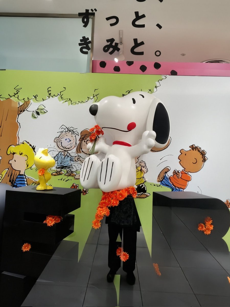 chisa_sait15337's tweet photo. SNOOPY IN   GINZA  2026　🌻
大勢のスヌーピー好き来場
会計まで45分程待機です😱✨❣️🐶✨ https://t.co/dJRQzG3Es3