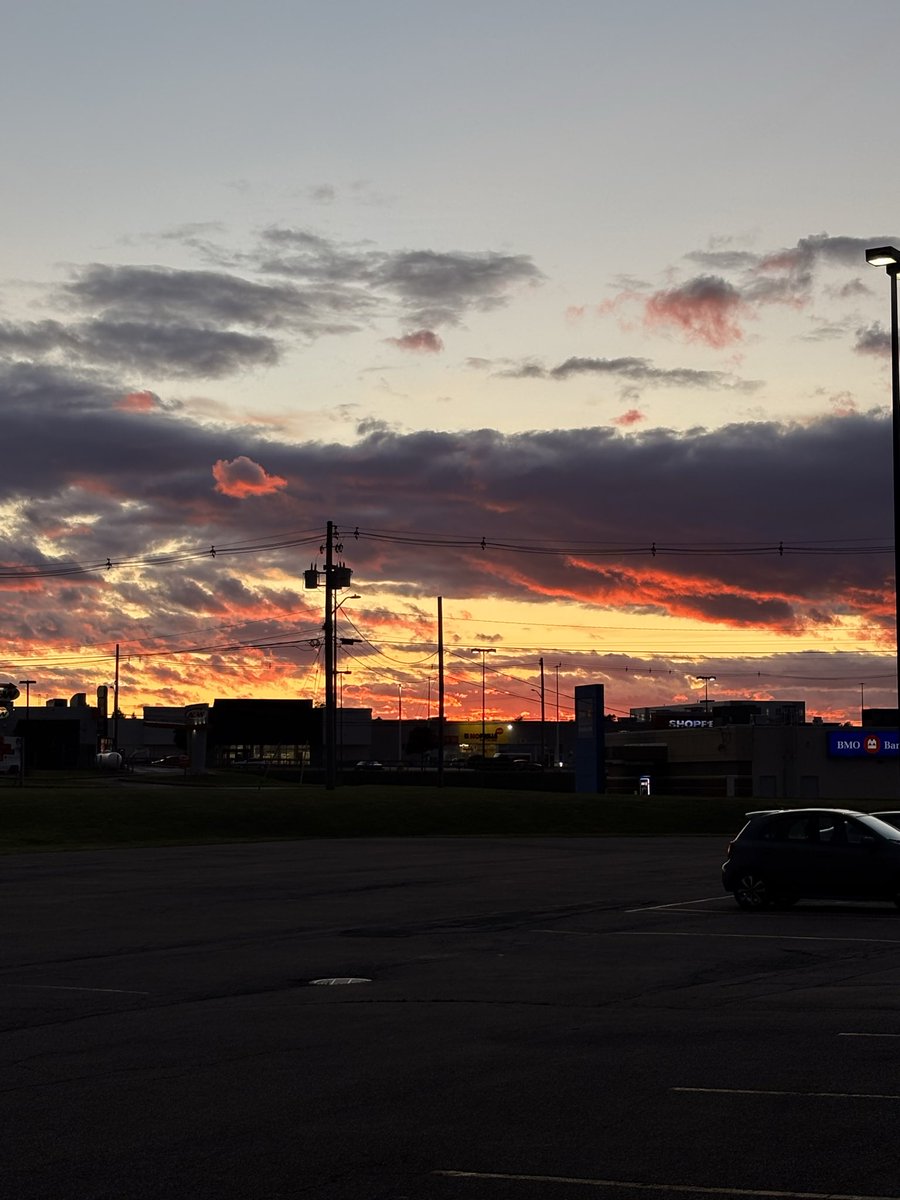 abbyinterrupted's tweet photo. I love the sunsets I see at work https://t.co/GpJijkZrTr