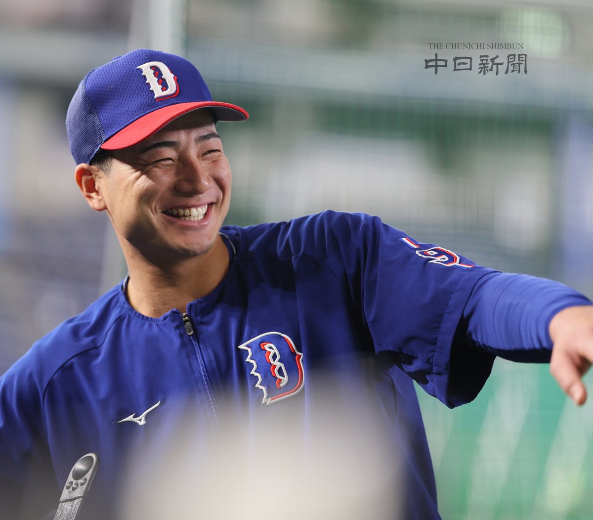 chunichiphoto's tweet photo. 【ドラゴンズ】グラウンド入りした石伊選手 #石伊雄太 #中日新聞 #中日スポーツ https://t.co/A6FwXTOm6c