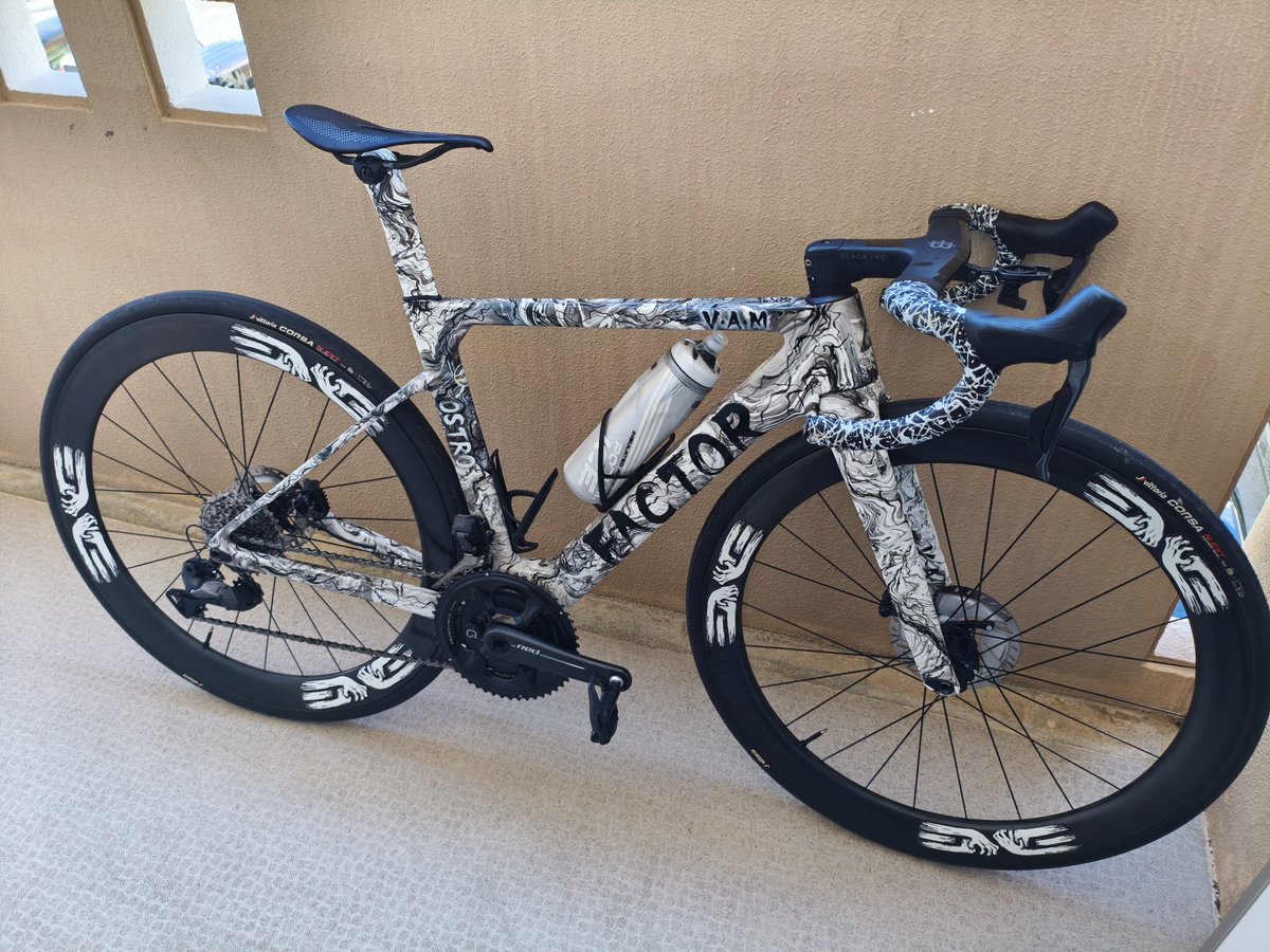 3kc13x's tweet photo. 自分の呪物OSTROも再塗装しようかな😂  
シンプルでカッコイイ！ https://t.co/t0huy09AE8