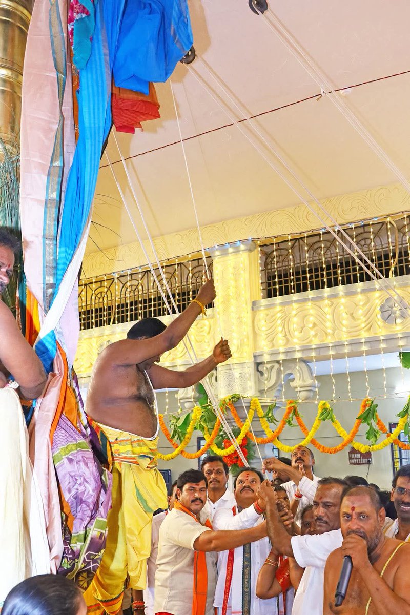 bjp_go's tweet photo. 17.7.2026 శ్రీకాళహస్తి పట్టణంలో శ్రీ ద్రౌపదీ దేవి సమేత శ్రీ ధర్మరాజుల స్వామి వారి బ్రహ్మోత్సవాలు ధ్వజారోహణం తో ప్రారంభించారు ఈ కార్యక్రమంలో గౌరవ శాసనసభ్యులు శ్రీ బొజ్జల వెంకట సుదీర్ రెడ్డి గారు, బిజెపి రాష్ట్ర ఉపాధ్యక్షులు శ్రీ కోలా అనంధ్ గారితో కలిసి పాల్గొనడం జరిగింది. https://t.co/n2lU3Ovc7T