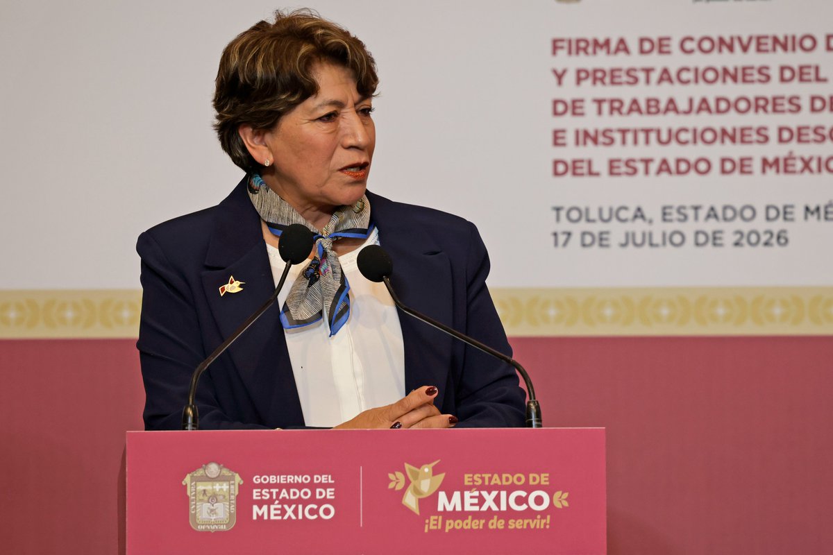 SeducEdoMex's tweet photo. 🤝La Gobernadora @delfinagomeza llevó a cabo la firma del Convenio de Sueldo y Prestaciones del #SUTEYM, evento en el que participó el Srio. Miguel Ángel Hernández Espejel.

Este acuerdo refrenda el compromiso del Gobierno del #EdoMex con la revalorización del servicio público.📑 https://t.co/sCYP9HW6QD