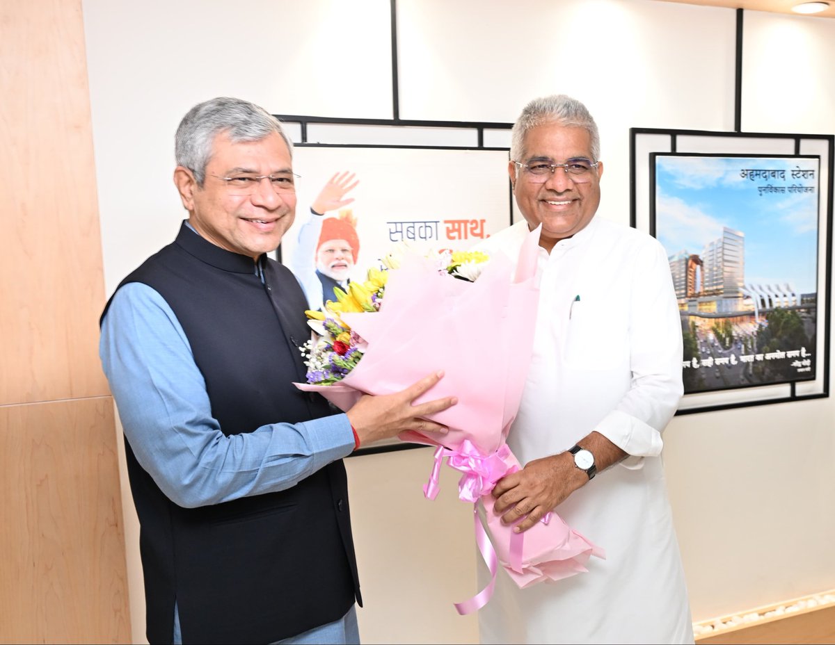 byadavbjp's tweet photo. Warm birthday wishes to my cabinet colleague @AshwiniVaishnaw ji.

May he be blessed with a long and healthy life as he continues to drive progress and serve the Nation with dedication. https://t.co/KUeXDJYNhC