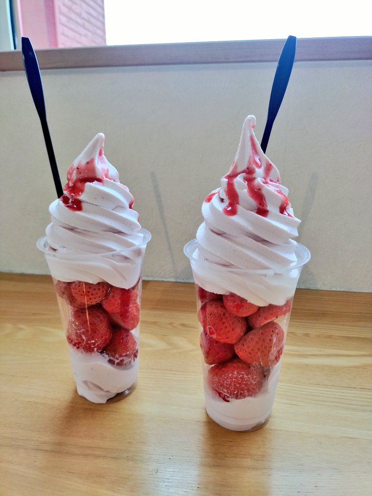 cubby_B's tweet photo. 昨日は娘といちごパフェ食べてきた🍓🍦
レギュラーサイズで¥900だけどいちごぎっしりで堪能出来るよ😏
1年ぶりの #自然満喫倶楽部 は平日でもお客さん結構来てるねん https://t.co/6QPaHJr3dg